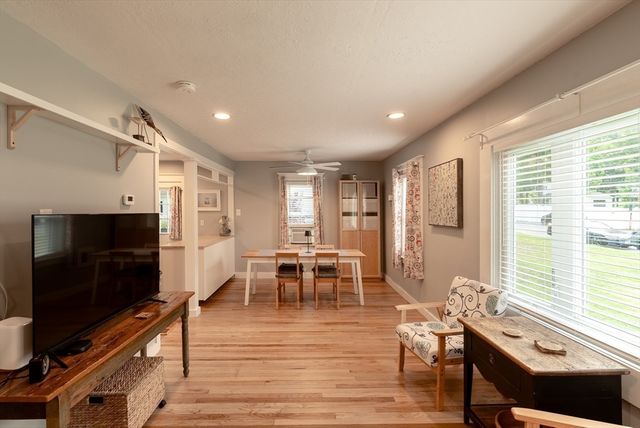 4 Glenwood Ave, Foxboro, MA 02035