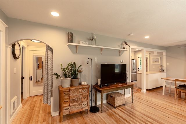 4 Glenwood Ave, Foxboro, MA 02035