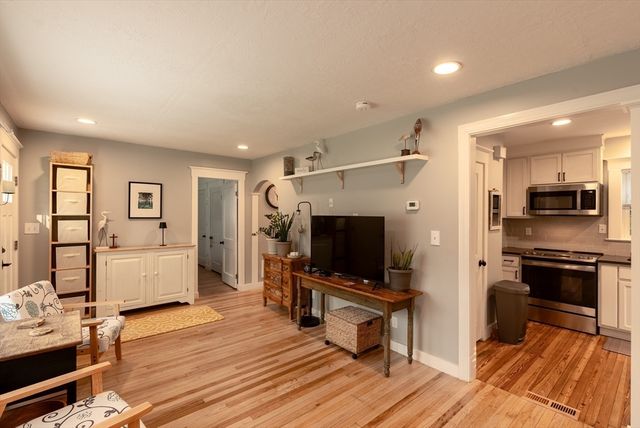 4 Glenwood Ave, Foxboro, MA 02035