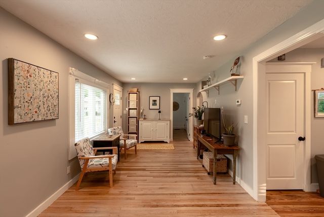 4 Glenwood Ave, Foxboro, MA 02035
