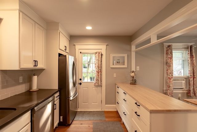 4 Glenwood Ave, Foxboro, MA 02035