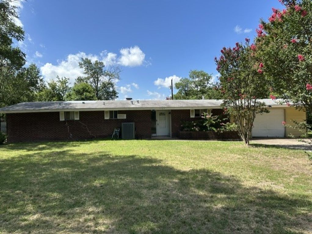 1705 Jefferson Street, Commerce, TX 75428