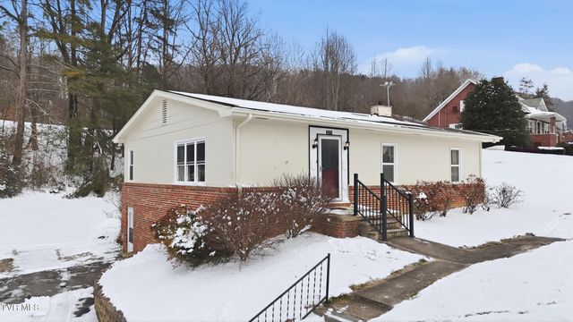 221 Charleston Street, Weber City, VA 24290