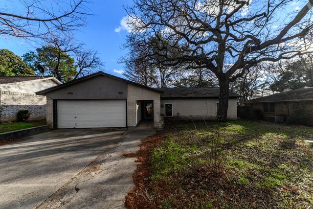 2108 Warwick Drive, Arlington, TX 76015