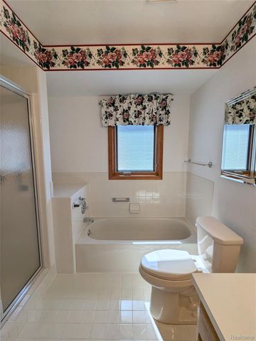 17845 Pointe Circle, Clinton Charter Township, MI 48038