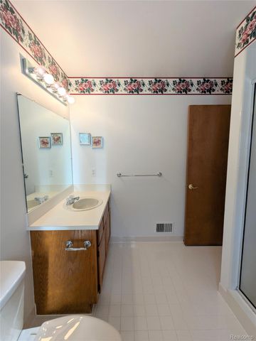 17845 Pointe Circle, Clinton Charter Township, MI 48038