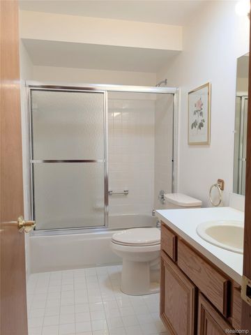 17845 Pointe Circle, Clinton Charter Township, MI 48038