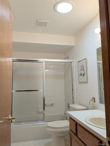 17845 Pointe Circle, Clinton Charter Township, MI 48038