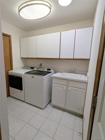 17845 Pointe Circle, Clinton Charter Township, MI 48038