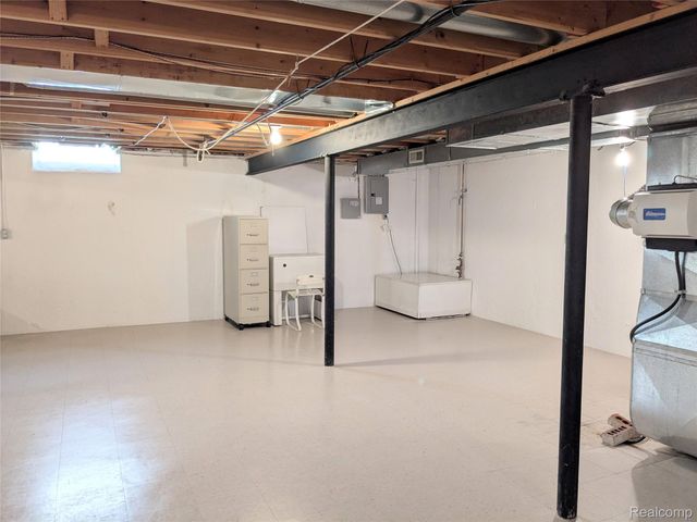 17845 Pointe Circle, Clinton Charter Township, MI 48038