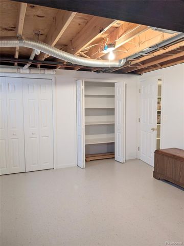 17845 Pointe Circle, Clinton Charter Township, MI 48038