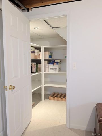 17845 Pointe Circle, Clinton Charter Township, MI 48038