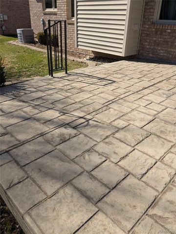 17845 Pointe Circle, Clinton Charter Township, MI 48038