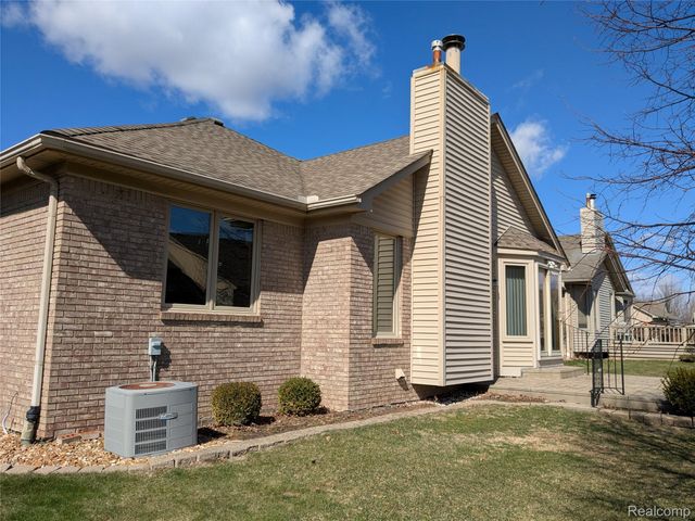 17845 Pointe Circle, Clinton Charter Township, MI 48038