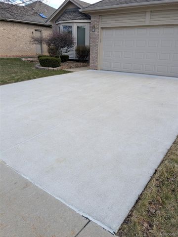 17845 Pointe Circle, Clinton Charter Township, MI 48038