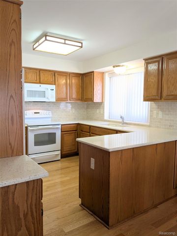 17845 Pointe Circle, Clinton Charter Township, MI 48038