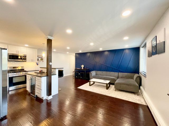 9725 S Karlov Avenue 208, Oak Lawn, IL 60453