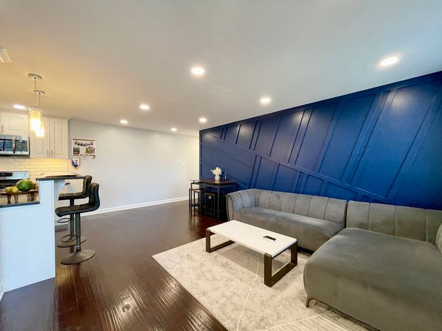 9725 S Karlov Avenue 208, Oak Lawn, IL 60453