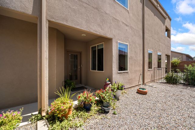 5208 Via Nube, Santa Fe, NM 87507