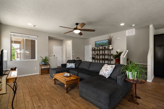 5208 Via Nube, Santa Fe, NM 87507