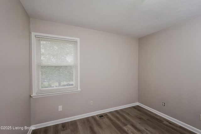 803 Candleglow Ct, Louisville, KY 40214