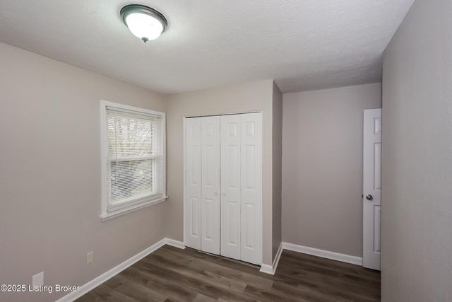 803 Candleglow Ct, Louisville, KY 40214