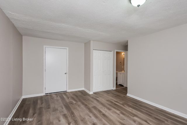 803 Candleglow Ct, Louisville, KY 40214