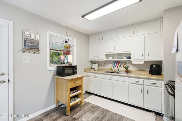 3118 Commander Dr, Louisville, KY 40220