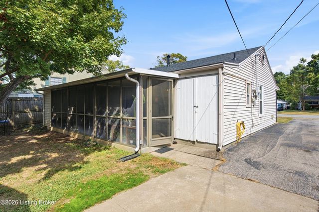 3118 Commander Dr, Louisville, KY 40220