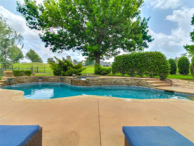 5620 Oak Tree Road, Edmond, OK 73025