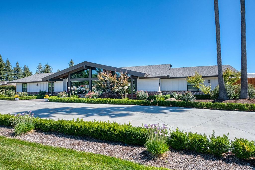 8639 E Los Altos Avenue, Clovis, CA 93619