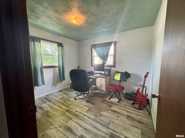 212 W Sylvia Avenue, Christopher, IL 62822