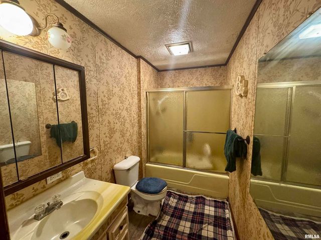 212 W Sylvia Avenue, Christopher, IL 62822