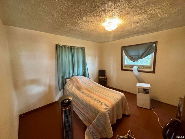 212 W Sylvia Avenue, Christopher, IL 62822