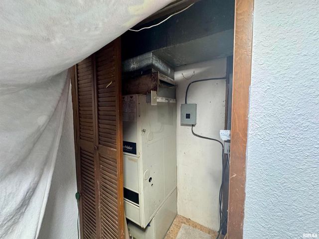 212 W Sylvia Avenue, Christopher, IL 62822