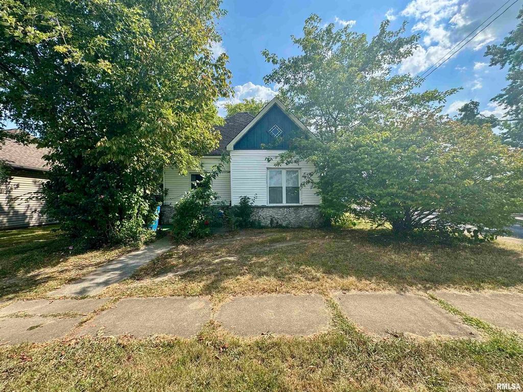 212 W Sylvia Avenue, Christopher, IL 62822