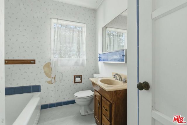 7422 Westlawn Avenue, Los Angeles, CA 90045
