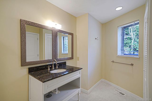 290 Montauk Highway, Southampton, NY 11968