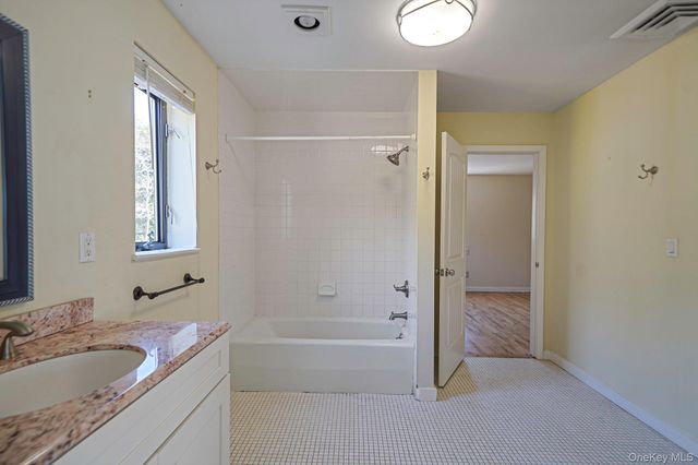 290 Montauk Highway, Southampton, NY 11968