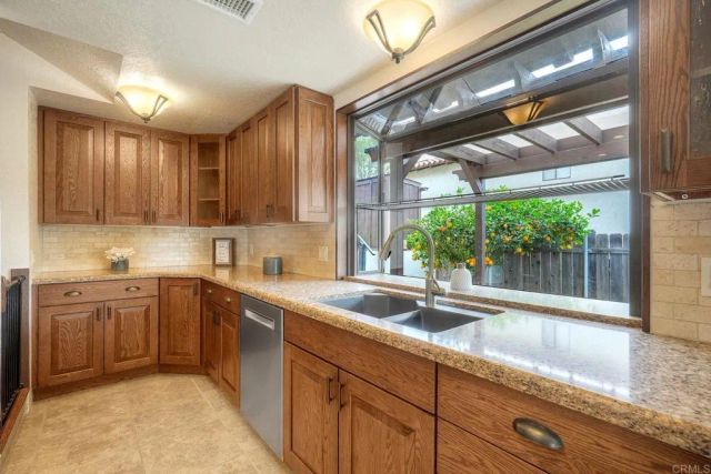 2740 Crownpoint Pl, Escondido, CA 92027