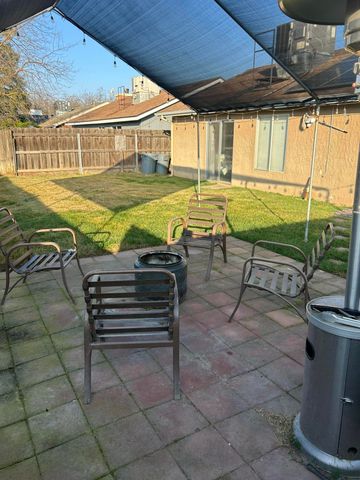 925 W Petunia Street, Farmersville, CA 93223