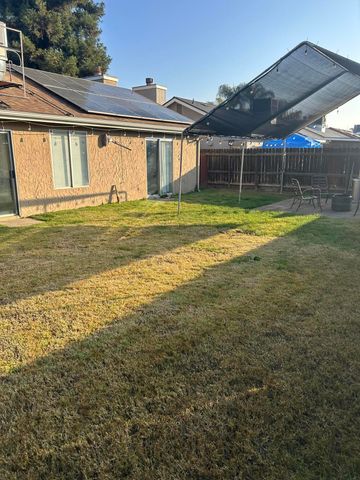 925 W Petunia Street, Farmersville, CA 93223