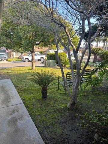 925 W Petunia Street, Farmersville, CA 93223