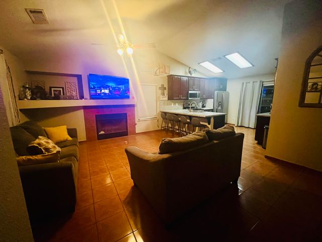 925 W Petunia Street, Farmersville, CA 93223