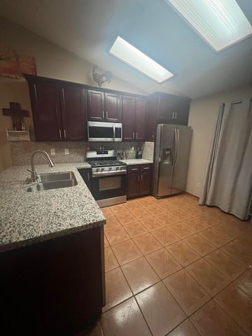 925 W Petunia Street, Farmersville, CA 93223