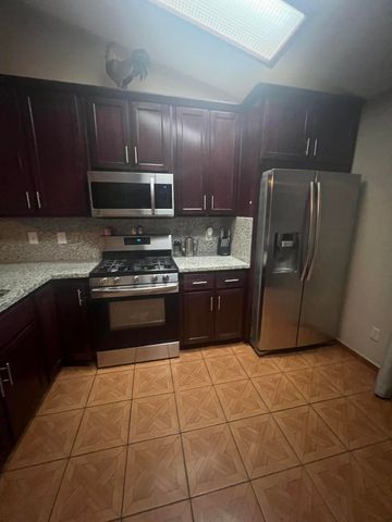 925 W Petunia Street, Farmersville, CA 93223