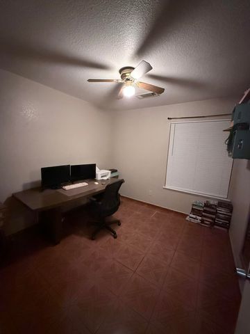 925 W Petunia Street, Farmersville, CA 93223