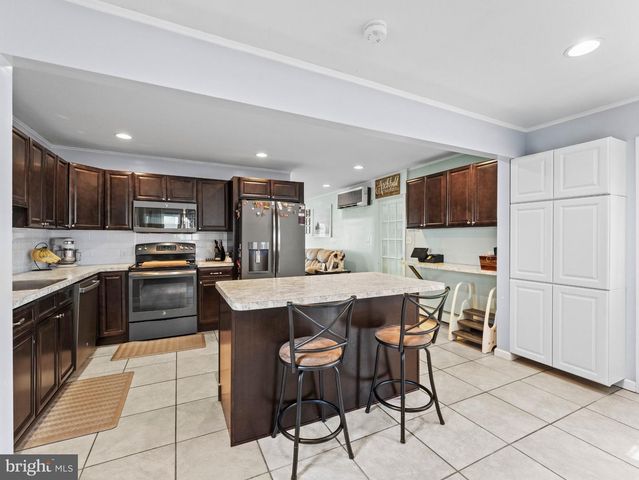 21 VIEWPOINT, Levittown, PA 19054