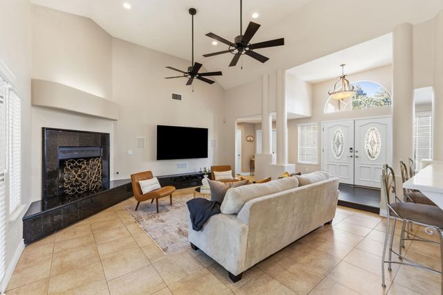 4943 W Minarets Avenue, Fresno, CA 93722