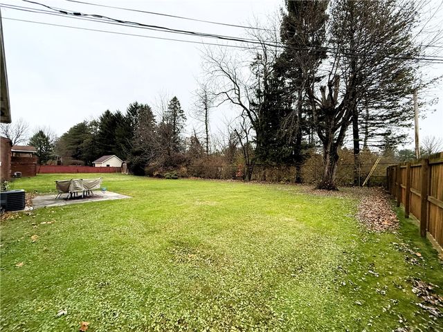 13 Lamplight Dr, Unity Twp, PA 15650